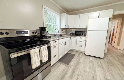 Hudson Apartamento | NEW - Mins to Nashua NH and Lowell MA - Queen Size Beds - W/D - Pet Friendly
