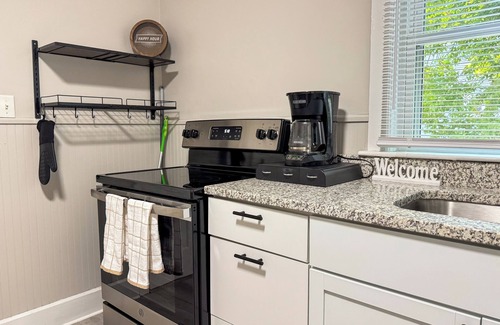 Hudson Apartamento | NEW - Mins to Nashua NH and Lowell MA - Queen Size Beds - W/D - Pet Friendly