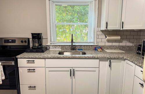 Hudson Apartamento | NEW - Mins to Nashua NH and Lowell MA - Queen Size Beds - W/D - Pet Friendly