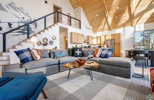 Sunday River Area Chalet De Esquí | New.Minutes from Slopes.Firepit.2-Fireplaces.Hot Tub.Sauna.Rec Room.Bunk Room