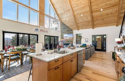 Sunday River Area Chalet De Esquí | New.Minutes from Slopes.Firepit.2-Fireplaces.Hot Tub.Sauna.Rec Room.Bunk Room