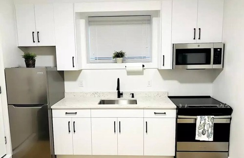 Surrey Casa | New & Modern 1 bedroom suite near beaches & border