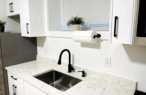Surrey Casa | New & Modern 1 bedroom suite near beaches & border