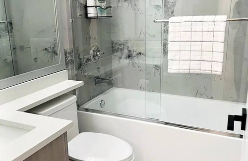 Surrey Casa | New & Modern 1 bedroom suite near beaches & border