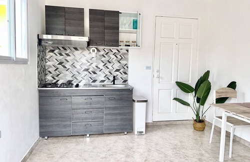 Oranjestad Apartamento | New Modern 1B Apt Kitchen & TV