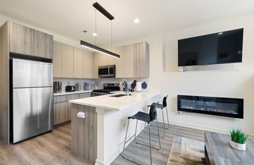 Woodlawn Apartamento | NEW modern 2BR apt near UofChicago & Hyde Park w/free Parking & pet-friendly!