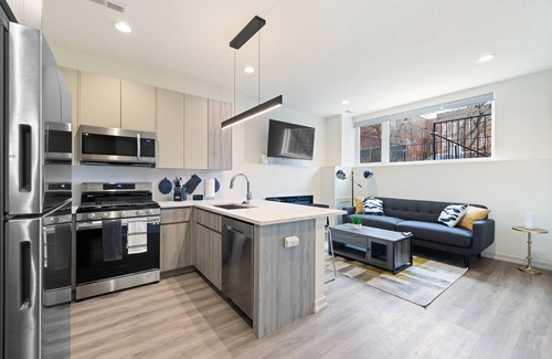 Woodlawn Apartamento | NEW modern 2BR apt near UofChicago & Hyde Park w/free Parking & pet-friendly!