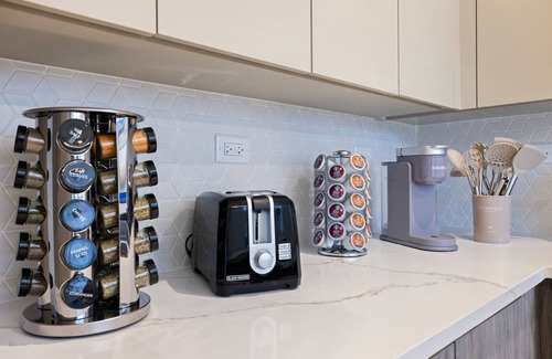 Woodlawn Apartamento | NEW modern 2BR apt near UofChicago & Hyde Park w/free Parking & pet-friendly!