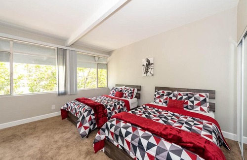 Birdland Apartamento | New & Modern 2BR - Prime Location , Gym and Pool
