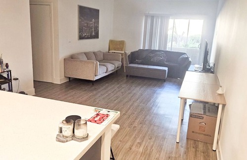 La Brea Condominio | NEW MODERN 3-BED/3BATH condo CENTER OF LA PS5 WiFi AC PATIO