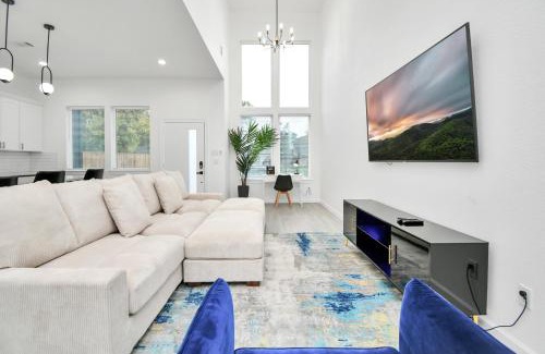 Southeast Houston Casa | New! Modern 3BR/2BA Near Downtown/Foosball/Netflix