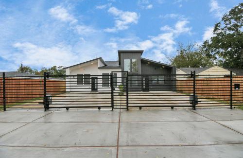 Southeast Houston Casa | New! Modern 3BR/2BA Near Downtown/Foosball/Netflix