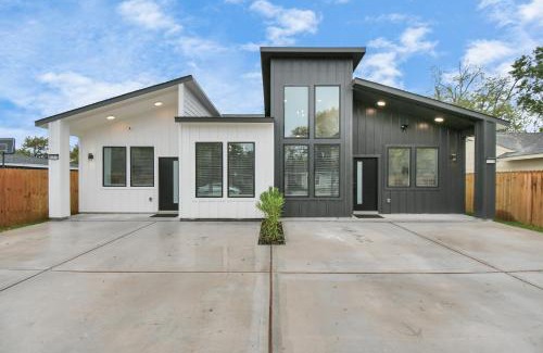 Southeast Houston Casa | New! Modern 3BR/2BA Near Downtown/Foosball/Netflix