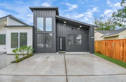 Southeast Houston Casa | New! Modern 3BR/2BA Near Downtown/Foosball/Netflix