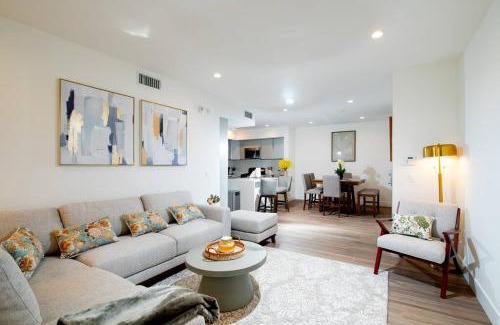 Larchmont Apartamento | New Modern 3BR 3BA Apt in Central Los Angeles with Rooftop & Parking