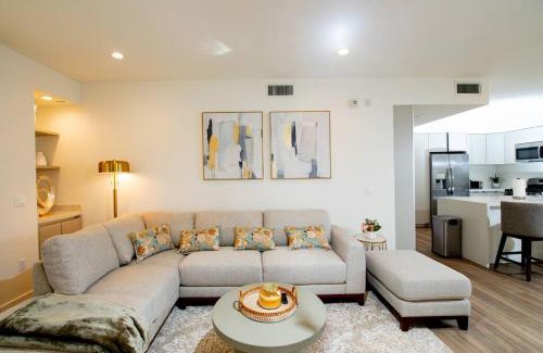 Larchmont Apartamento | New Modern 3BR 3BA Apt in Central Los Angeles with Rooftop & Parking