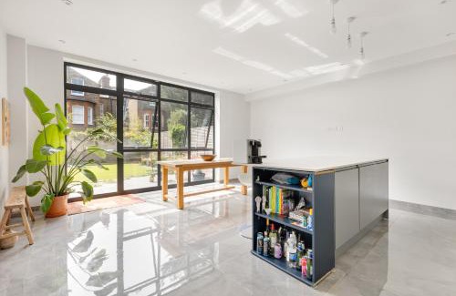 Lambeth Casa | New! Modern 3BR Home near Clapham with Garden and Parking
