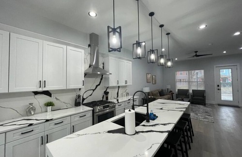 Fall Creek Place Casa | New Modern 4BR/5BA Downtown Indianapolis