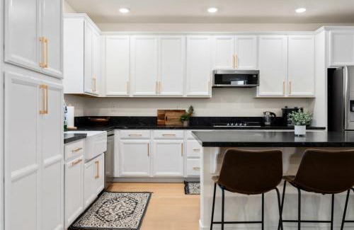 Willow Creek Casa | *NEW* Modern 4BR Home Nr Airport and Downtown w Fire Pit