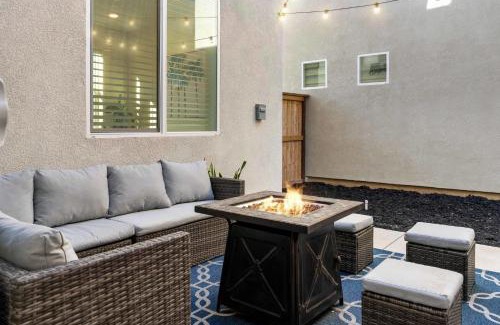Willow Creek Casa | *NEW* Modern 4BR Home Nr Airport and Downtown w Fire Pit