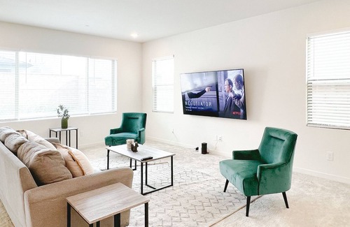 Ontario Casa | 🌟New! 🌟Modern 5BR Close to Everything!