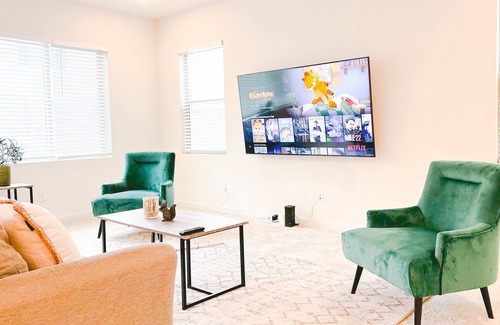 Ontario Casa | 🌟New! 🌟Modern 5BR Close to Everything!