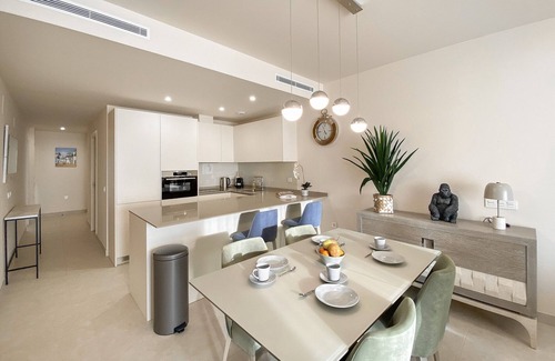 La Cala de Mijas Apartamento | Nuevo moderno apartamento, andando de Playa y cerca de golf!