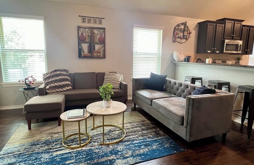 Houston Casa | New modern, beautiful 3BR,2BA home near IAH airport, Woodlands &Downtown Houston