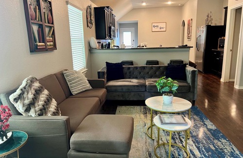 Houston Casa | New modern, beautiful 3BR,2BA home near IAH airport, Woodlands &Downtown Houston