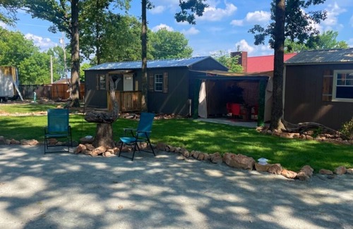 Grove Complejo | New modern cabin on a beautiful shaded property across from Honey Creek Bridge.