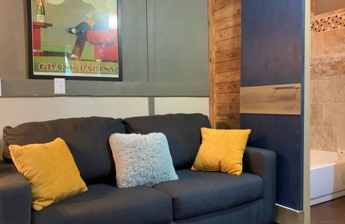 Grove Complejo | New modern cabin on a beautiful shaded property across from Honey Creek Bridge.