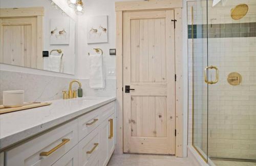 Tamarack Resort Casa | New Modern Cabin w fireplace Hot Tub Sleeps 12