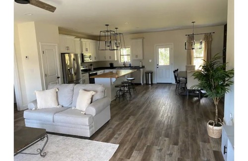 Tupelo Casa | *New* Modern Charm in the heart of West Tupelo