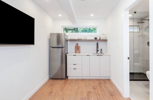 Burnaby Casa | New, Modern & Clean Luxury Studio Suite - Great Location!