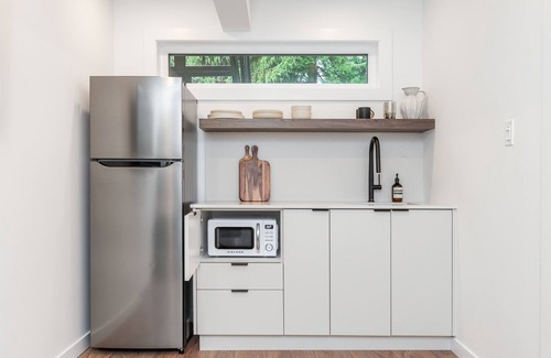 Burnaby Casa | New, Modern & Clean Luxury Studio Suite - Great Location!