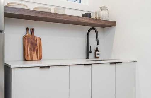 Burnaby Casa | New, Modern & Clean Luxury Studio Suite - Great Location!