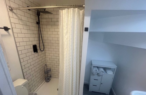 Baileys Crossroads Casa | New Modern Cozy Independent Apartment. 7 min to DC or Pentagon. Work or vacation