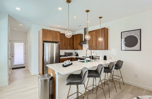 Hayes Casa | New Modern Durham 2 BR Retreat + Rooftop Deck