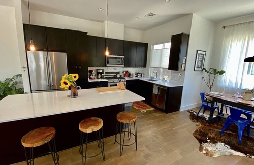 Govalle Condominio | New Modern East Austin Condo - 3mi. from Downtown