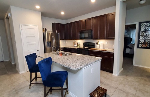 Converse Casa | New Modern home only 11 miles from Downtown and the Pearl Brewery!