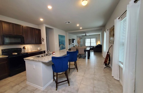 Converse Casa | New Modern home only 11 miles from Downtown and the Pearl Brewery!