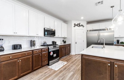 Roosevelt Casa | New Modern Home with Games and More! Near Airport!