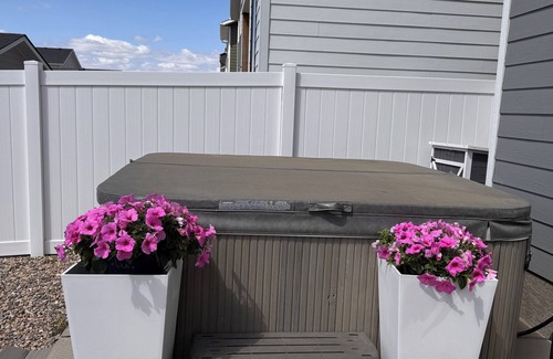 Saskatoon Casa | *NEW* Modern House With Private Hot Tub & Parking