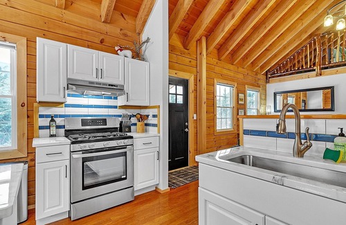Warren Casa | NEW! Modern Log Cabin with Skiing & Work-Friendly Setup