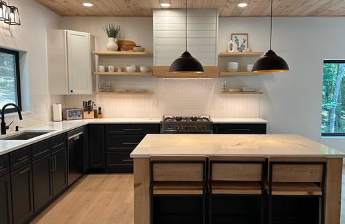 Primrose Cabina | New! Modern Luxury Cabin in RRG: Sleeps 10, Hot Tub, Fire Pit, Pool Table, Woods
