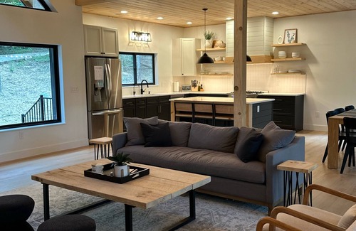 Primrose Cabina | New! Modern Luxury Cabin in RRG: Sleeps 10, Hot Tub, Fire Pit, Pool Table, Woods