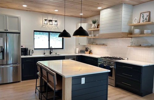 Primrose Cabina | New! Modern Luxury Cabin in RRG: Sleeps 10, Hot Tub, Fire Pit, Pool Table, Woods
