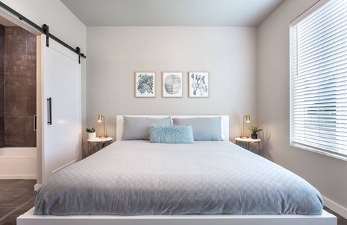 Spokane Casa | Nueva casa de lujo moderna en Spokane con 5 dormitorios, 3 baños y capacidad para 16