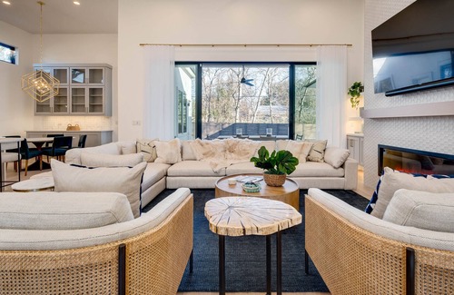 Allandale Casa | New Modern Luxury! | Pool/Spa | Casita l Close to Downtown l 9 Beds