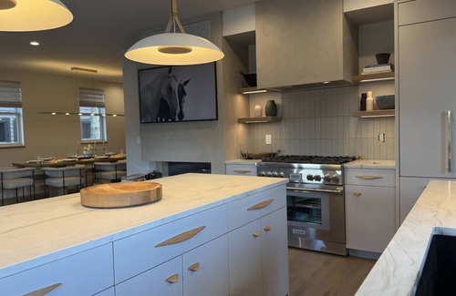 Crested Butte Hotel | New Modern Mtn 3BR Retreat in Downtown CB
